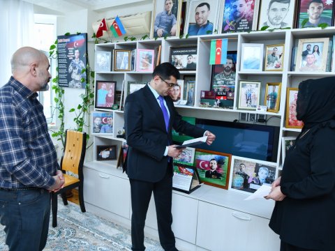 ADNSU rəhbərliyi və nümayəndə heyəti&nbsp;şəhid məzunların ailələrini ziyarət edib