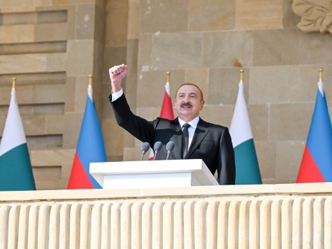 Prezident hərbi paraddan fotolar paylaşıb