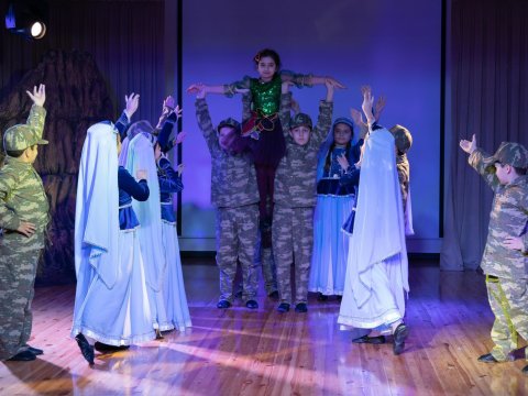 Şagirdlərdən “Bayraq yolu” tamaşası...