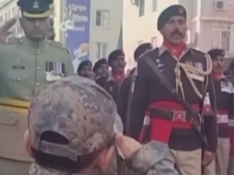 Pakistanlı hərbçilərin paradda azyaşlıya reaksiyası maraq doğurdu