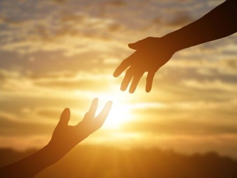 TƏDQİQAT: Başqalarına kömək etmək beyin qocalmasını ləngidir