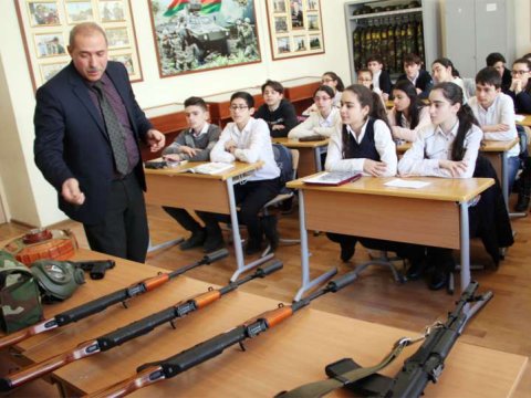 Rusiya məktəblərində hərbi təhsil genişləndilir