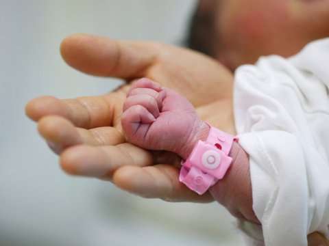 Ana 3 günlük körpəsini dənizə ataraq öldürüb