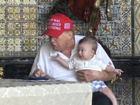 Tramp nəvəsi ilə - FOTO