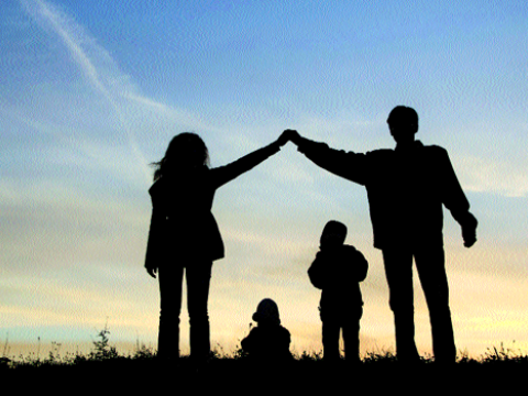 Psixoloq: Valideynin həddindən artıq qoruması uşaqlarda özgüvəni zəiflədir