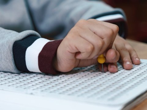 Qaranlığa işıq saçan barmaqlar: Görmə məhdudiyyətli uşaqların hekayəsi – VİDEO