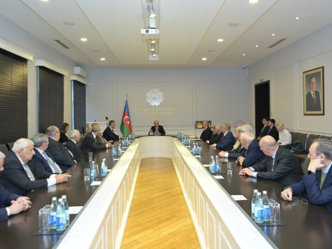 Emin Əmrullayev yüksək dövlət təltiflərinə layiq görülmüş alimlərlə görüşüb