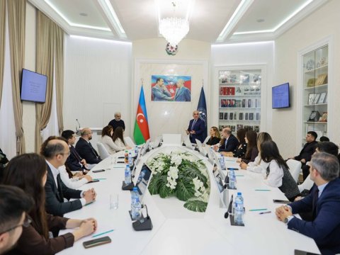Kembric Universitetinin professoru UNEC-də tədqiqatçılarla görüşüb