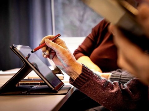 İsveçdə uşaqlarla böyüklər arasında süni intellektdən istifadə fərqi sürətlə artır