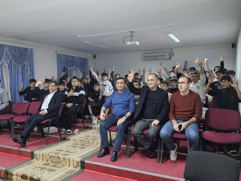 Təhsil idarəsinin nümayəndələri şagirdlərlə "Qarabağ"ın oyununu izləyiblər