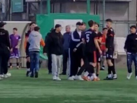 Şagirdlər müəllimə hücum etdi: 2 məktəbli saxlanıldı - VİDEO