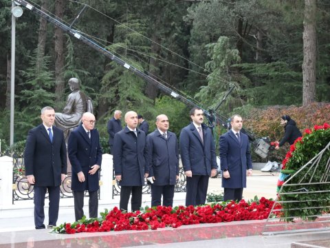 Elm və Təhsil Nazirliyinin kollektivi Fəxri xiyabanda - FOTOLAR