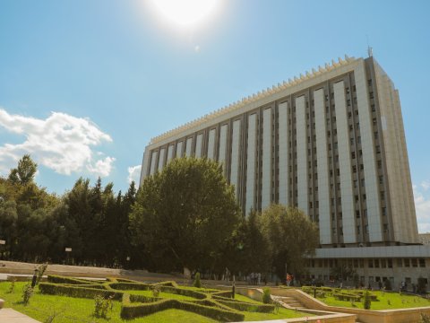 AzMİU-nun 50 illik yubileyi münasibətilə əməkdaşlara birdəfəlik mükafat verilib