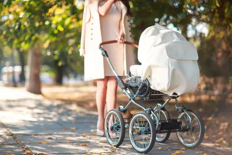 10 aylıq körpə arabadan yıxılaraq ölüb