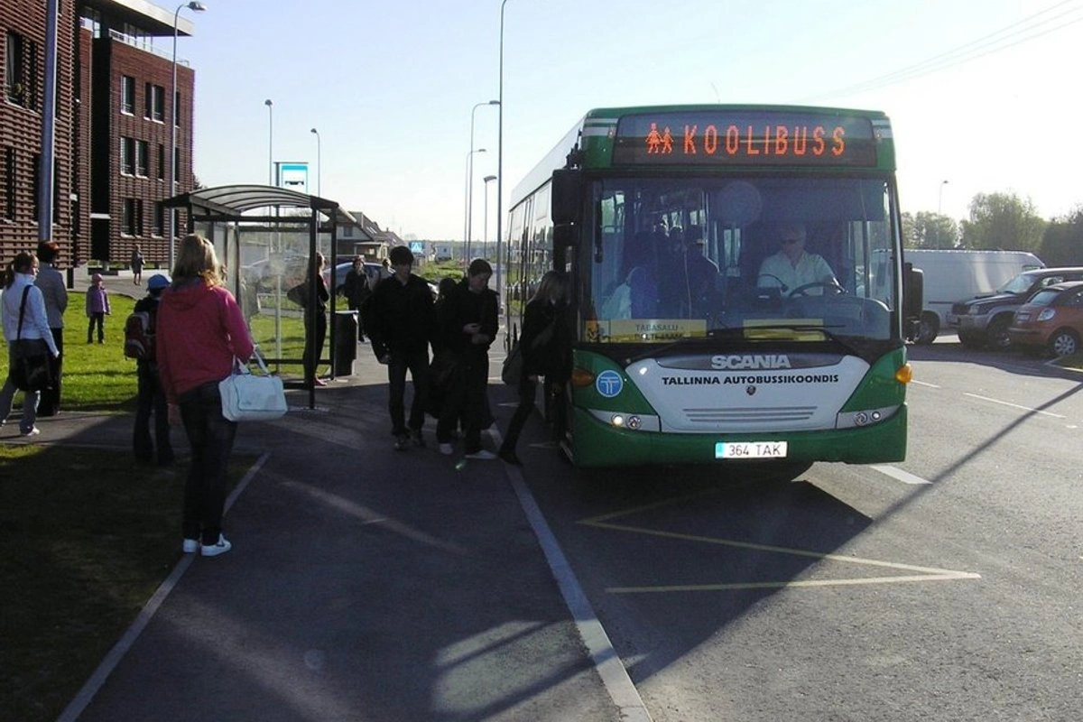 Məktəb avtobusunda Putinin çıxışını dinləyən sürücü işdən qovuldu