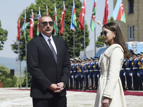 Birinci xanım İlham Əliyevi təbrik etdi