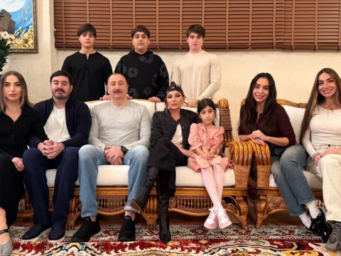 İlham Əliyev ad günündə ailəsi ilə birlikdə -&nbsp;FOTO