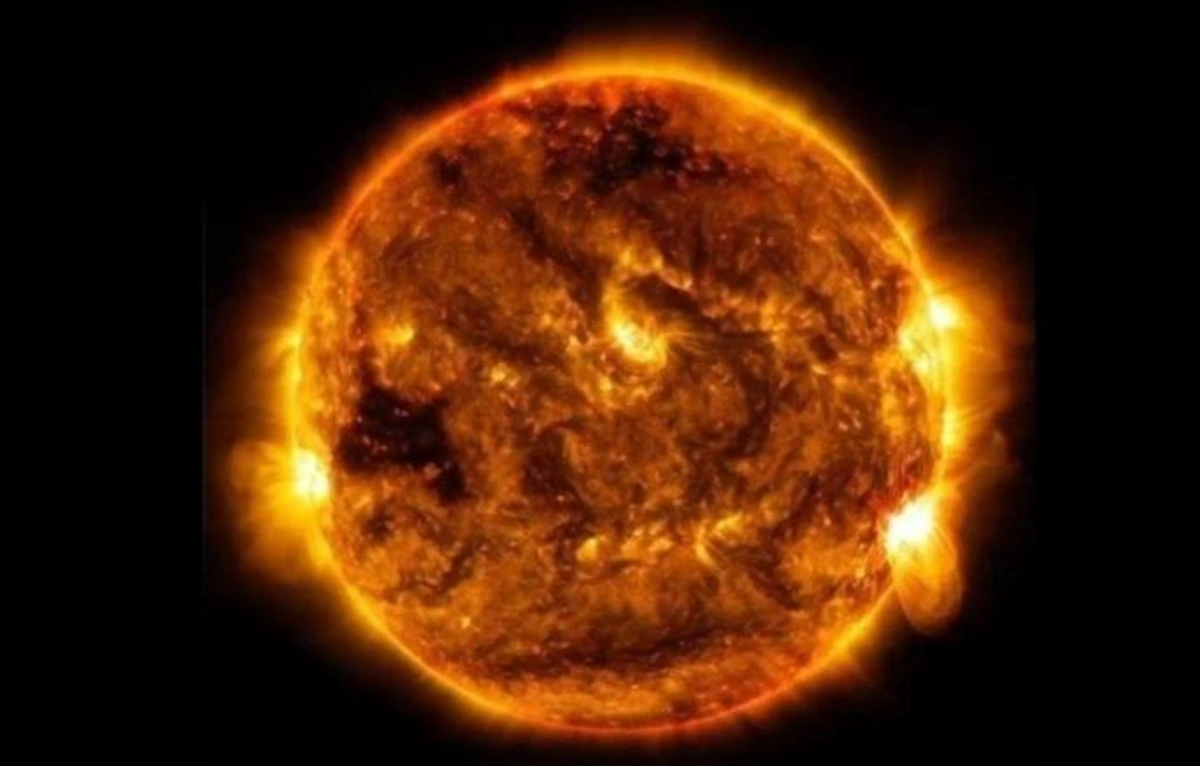 Günəşdə güclü partlayış olub