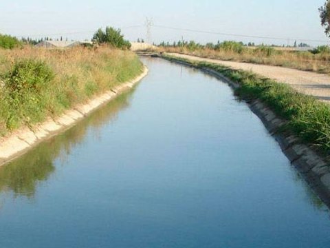 Maşın kanala düşdü&nbsp;- 2-si azyaşlı olmaqla 4 nəfər xilas edildi