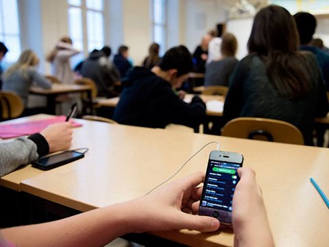 Daha bir ölkədə məktəblərdə mobil telefon qadağan olunacaq