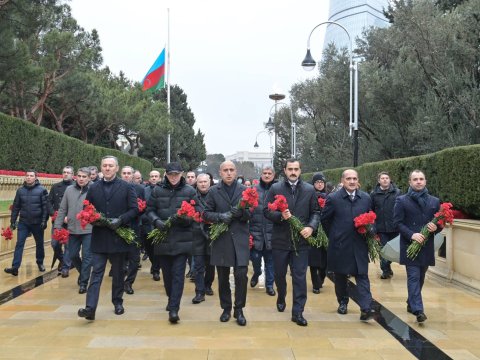 Nazirlik rəsmiləri şəhidlər xiyabanında...
