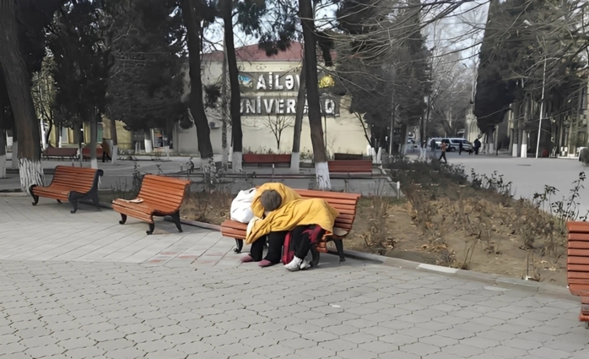 Küçədə yaşayan ana və uşağın görüntüləri yayıldı