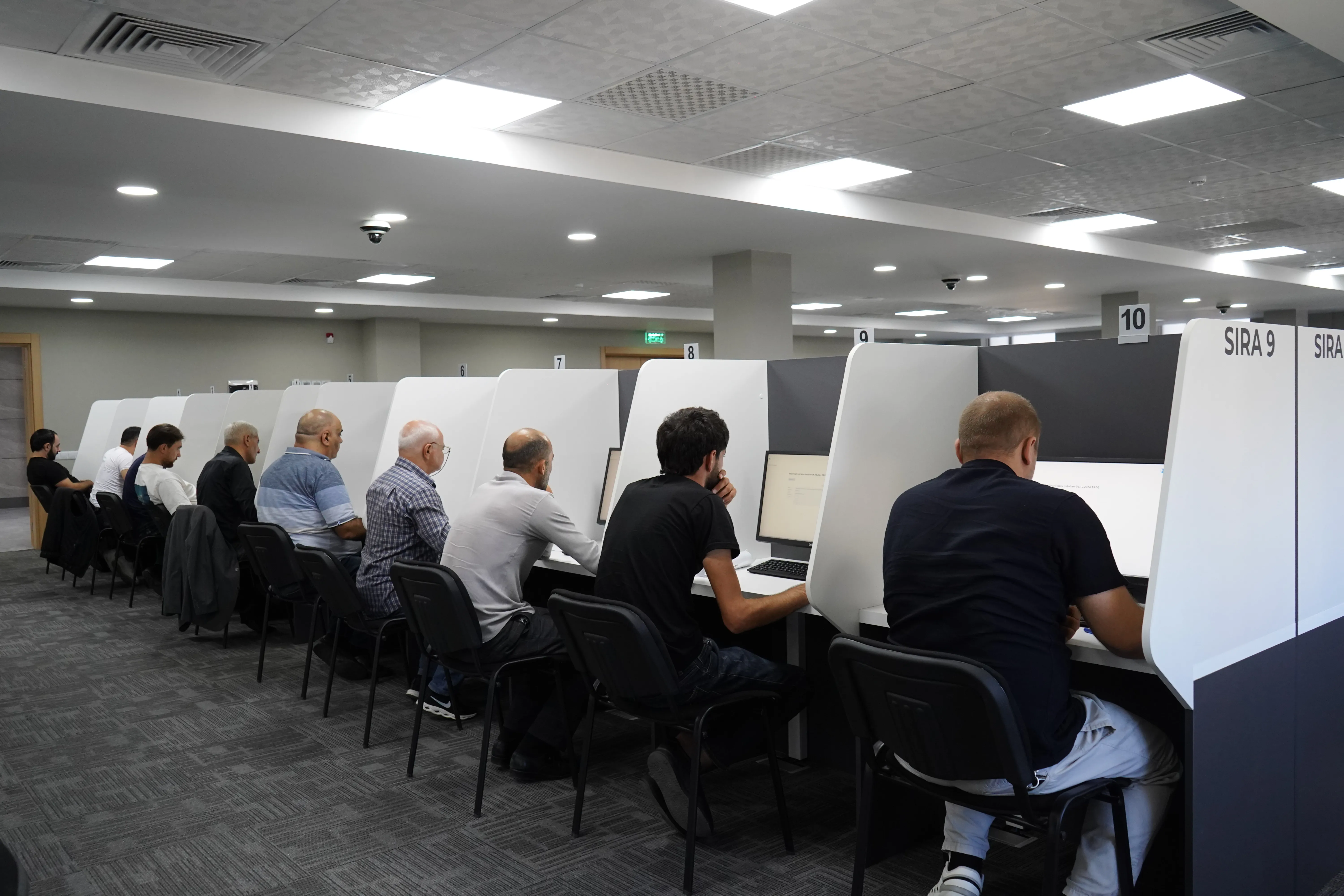 Taksi və beynəlxalq yük sürücülərinin imtahan qeydiyyatı başladı