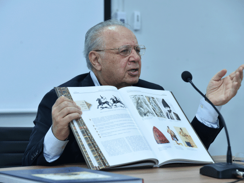 Paytaxtın tarix müəllimləri tarixçi alimin kitabının müzakirəsində