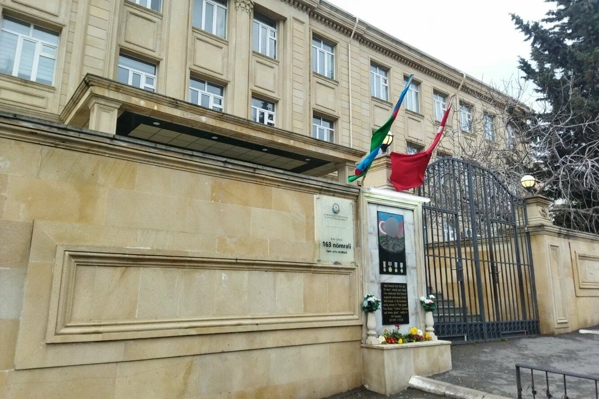 Məktəbin pəncərəsindən yıxılan şagirdin son vəziyyəti açıqlandı