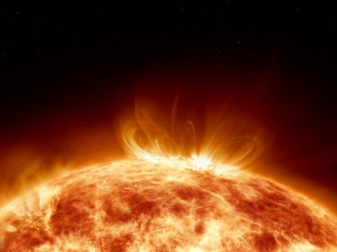 Günəşdə güclü partlayış olub