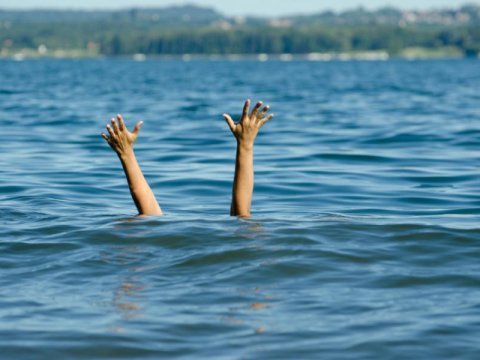 Ana 5 yaşlı oğlunu dənizə ataraq ölümünə səbəb oldu