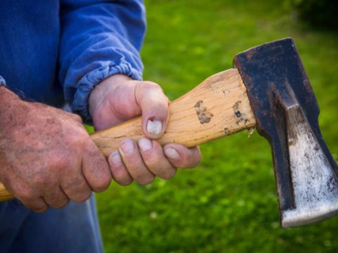 38 yaşlı kişi balta ilə uşaqlara hücum çəkib
