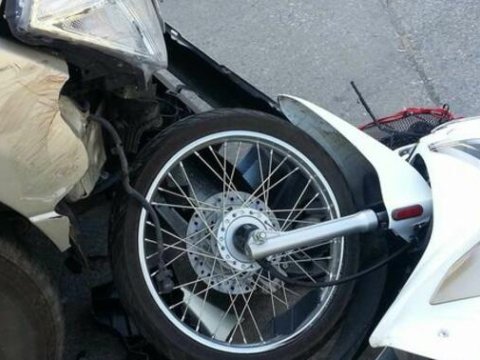 Avtomobil mopedlə toqquşdu: 17 yaşlı gənc xəsarət aldı