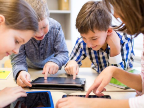 Uşaqlar üçün sosial şəbəkələrdə məhdudiyyət təklif olunur