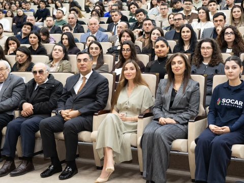 Arzu Əliyeva Bakı Ali Neft Məktəbində olub