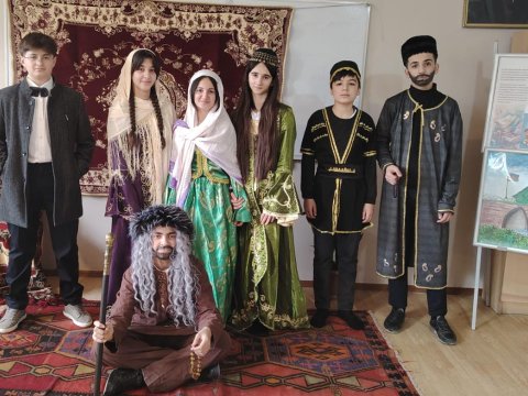 Şagirdlərdən Milli Teatr Günü ilə bağlı səhnəcik
