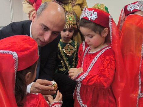 Emin Əmrullayev uşaqlarla yumurta döyüşdürdü&nbsp;- Video