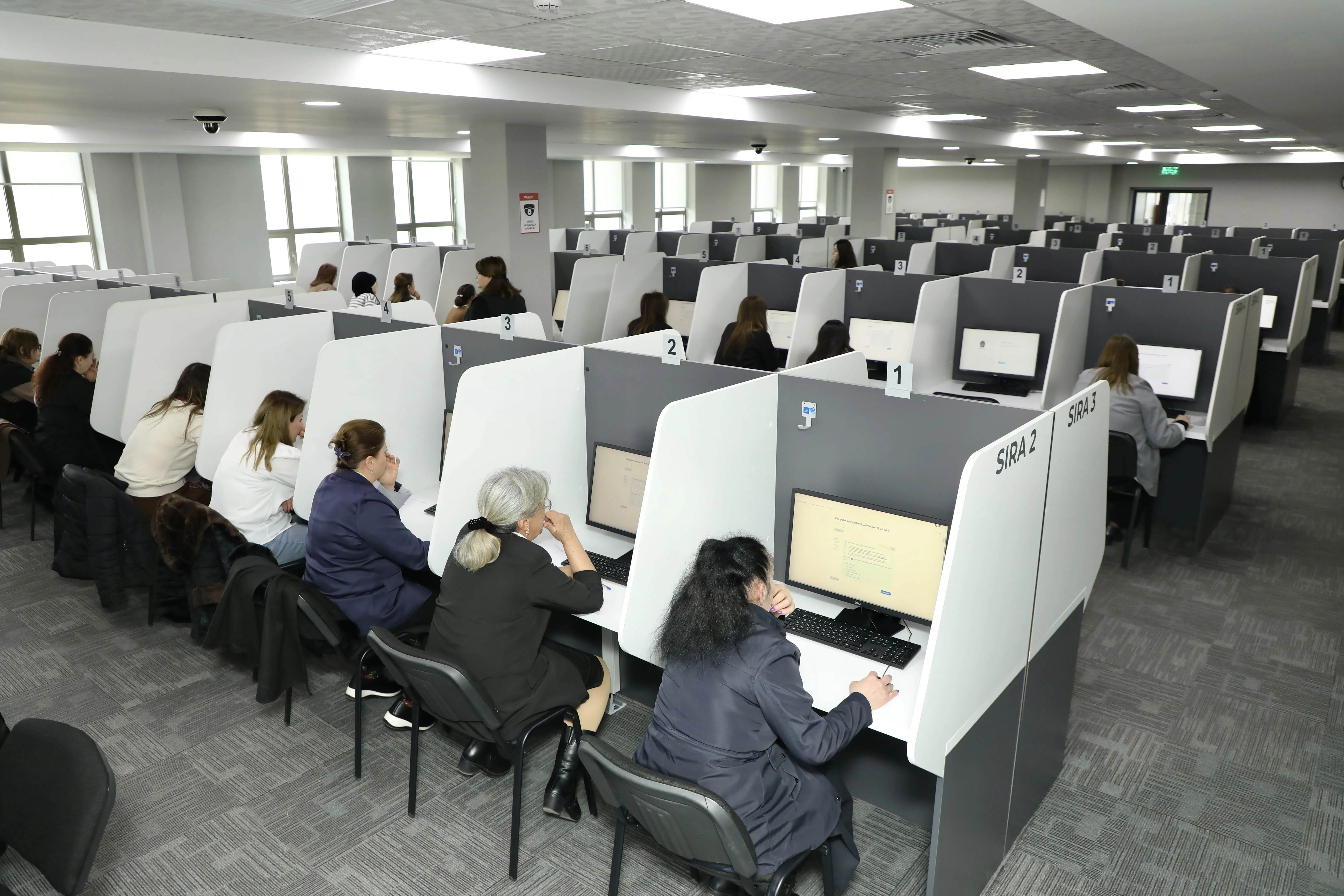 Kompüter operatorları üçün imtahan keçirilib