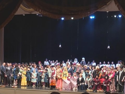 Məktəblilər peşəkar səhnədə