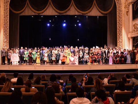 Məktəblilər peşəkar səhnədə