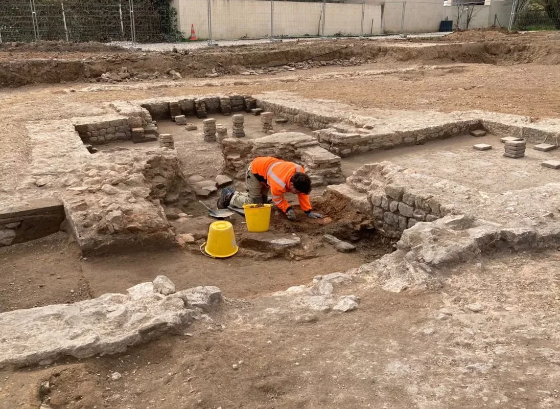 Fransada 2000 illik antik yaşayış məskəni aşkarlanıb