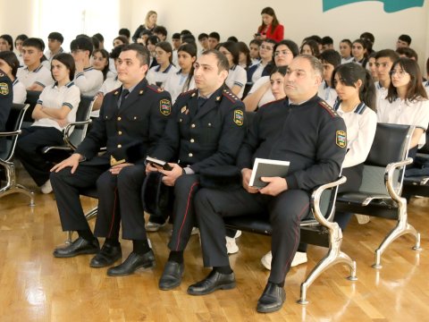 Polis&nbsp;təhsil müəssisələrində maarifləndirmə tədbirləri keçirib