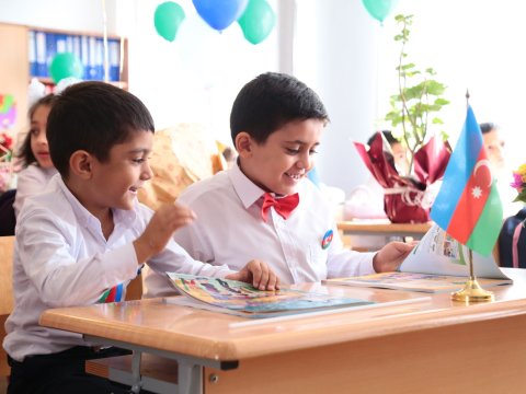 Məktəblərin mikroəraziləri ilə bağlı müraciətlər cavablandırılır