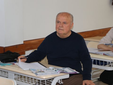 74 yaşlı baba nəvəsi ilə ünsiyyət üçün ingilis dili öyrənir