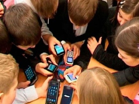 Danimarka məktəblərində telefondan istifadəyə qadağa qoyulub