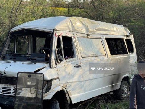 Sabirabadda şagirdləri daşıyan mikroavtobus aşıb&nbsp;
