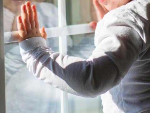 3 yaşlı körpə dördüncü mərtəbədən yıxılaraq ölüb