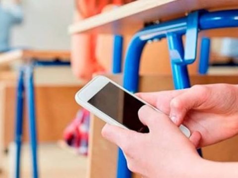 İmtahanda bir nəfərdən mobil telefon tutulub