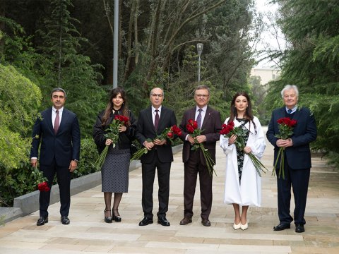 Beynəlxalq konfrans iştirakçıları Fəxri Xiyabanda