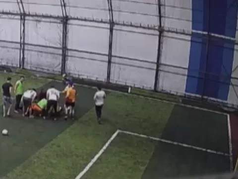 20 yaşlı tələbə futbol oynayarkən həyatını itirdi